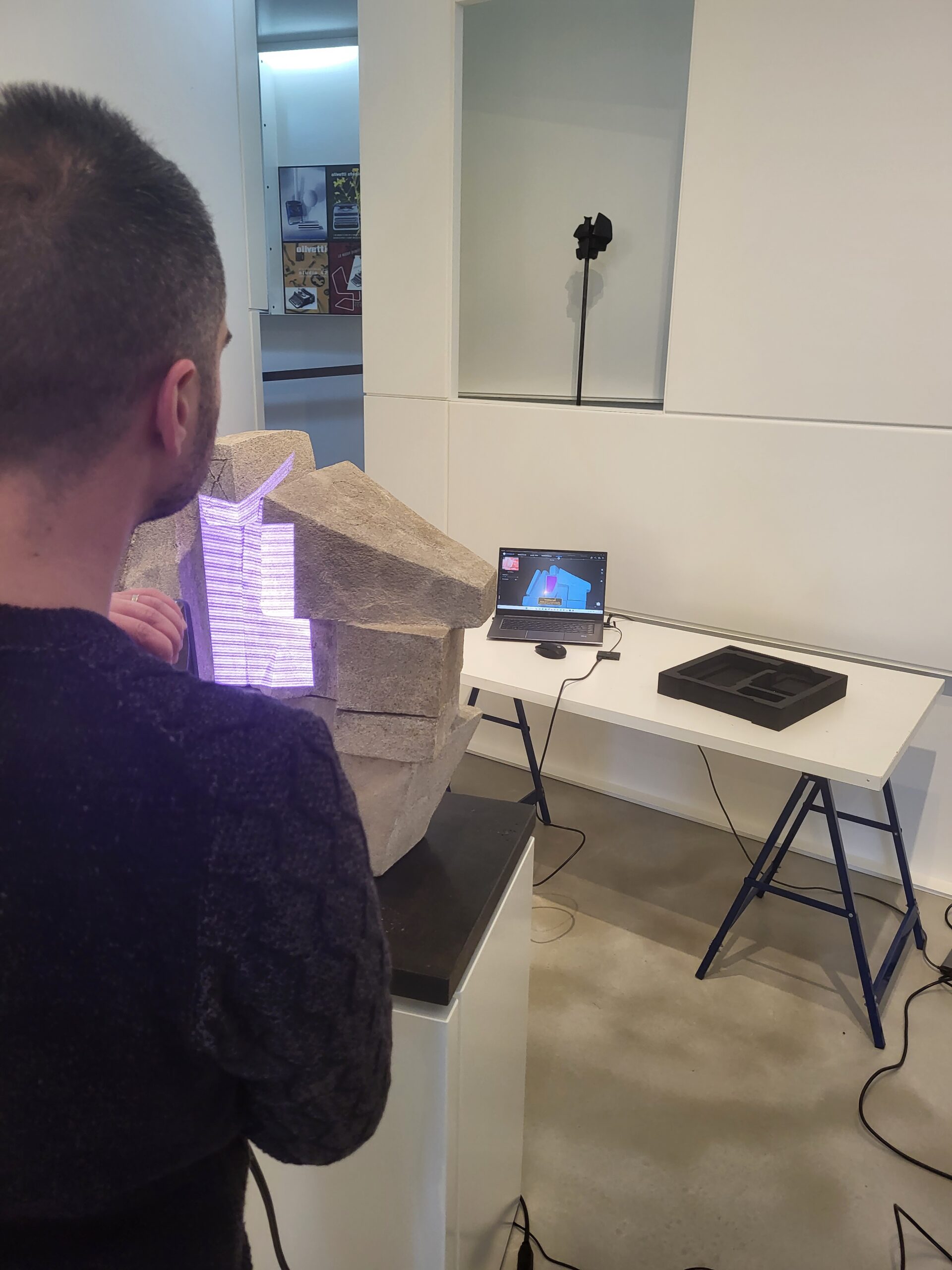 Scansione 3D della stele in granito con luce strutturata viola