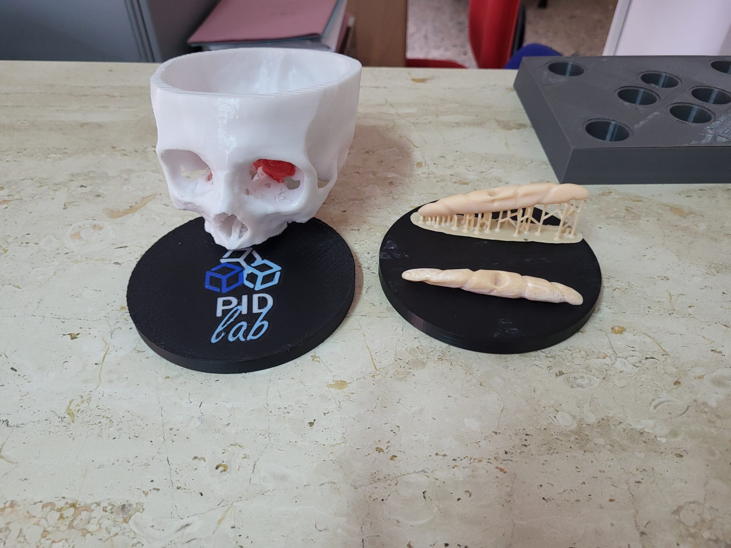 Repliche tattili stampate in 3D esposte su una mensola