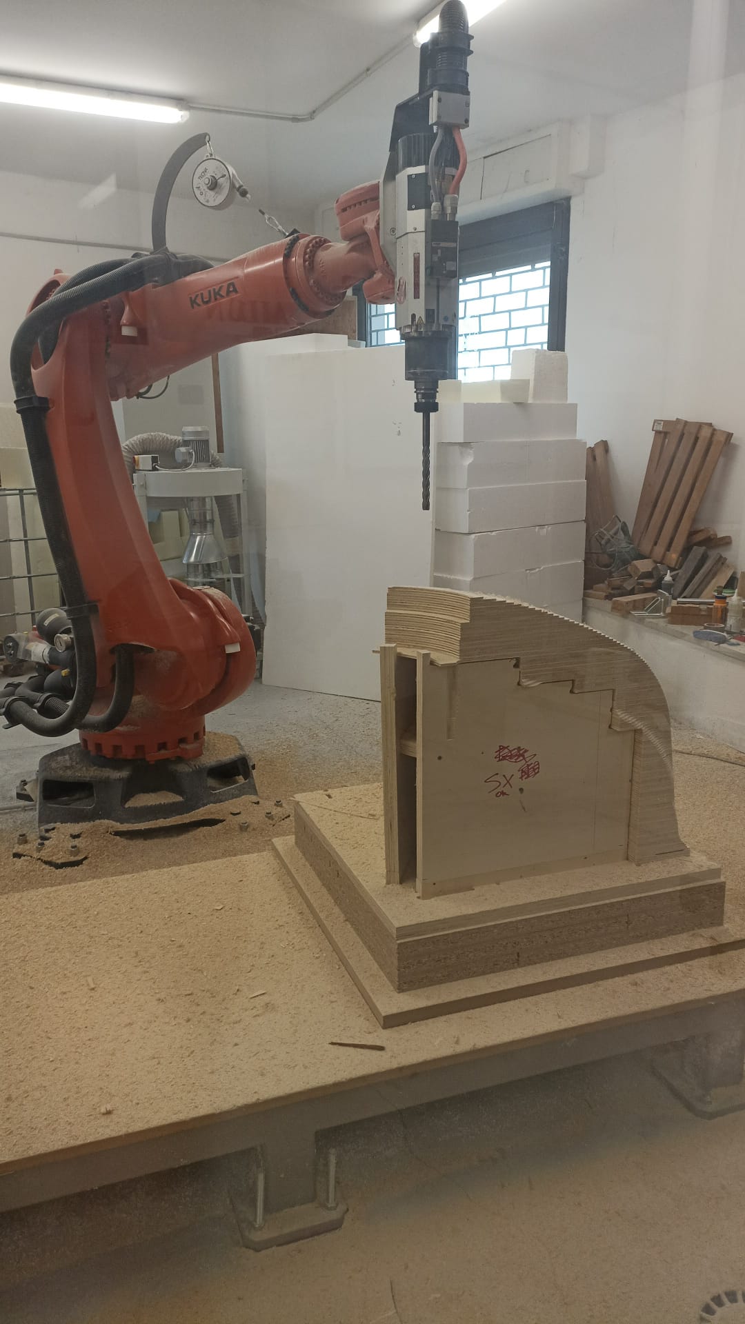 Braccio robotizzato KUKA durante la fresatura dello stampo in legno