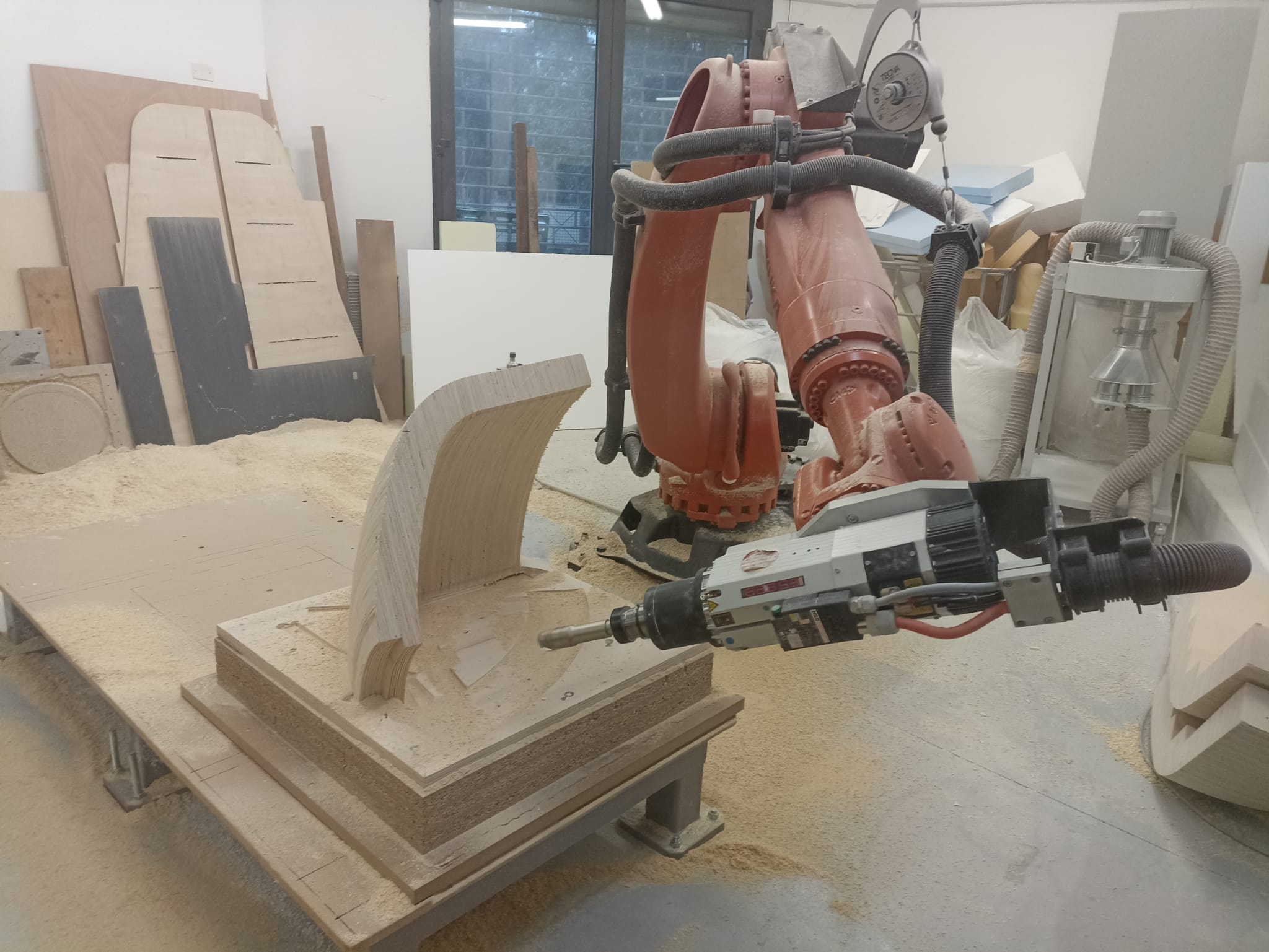 Fresatura a controllo numerico dello stampo in legno presso il FabLab Make in Nuoro