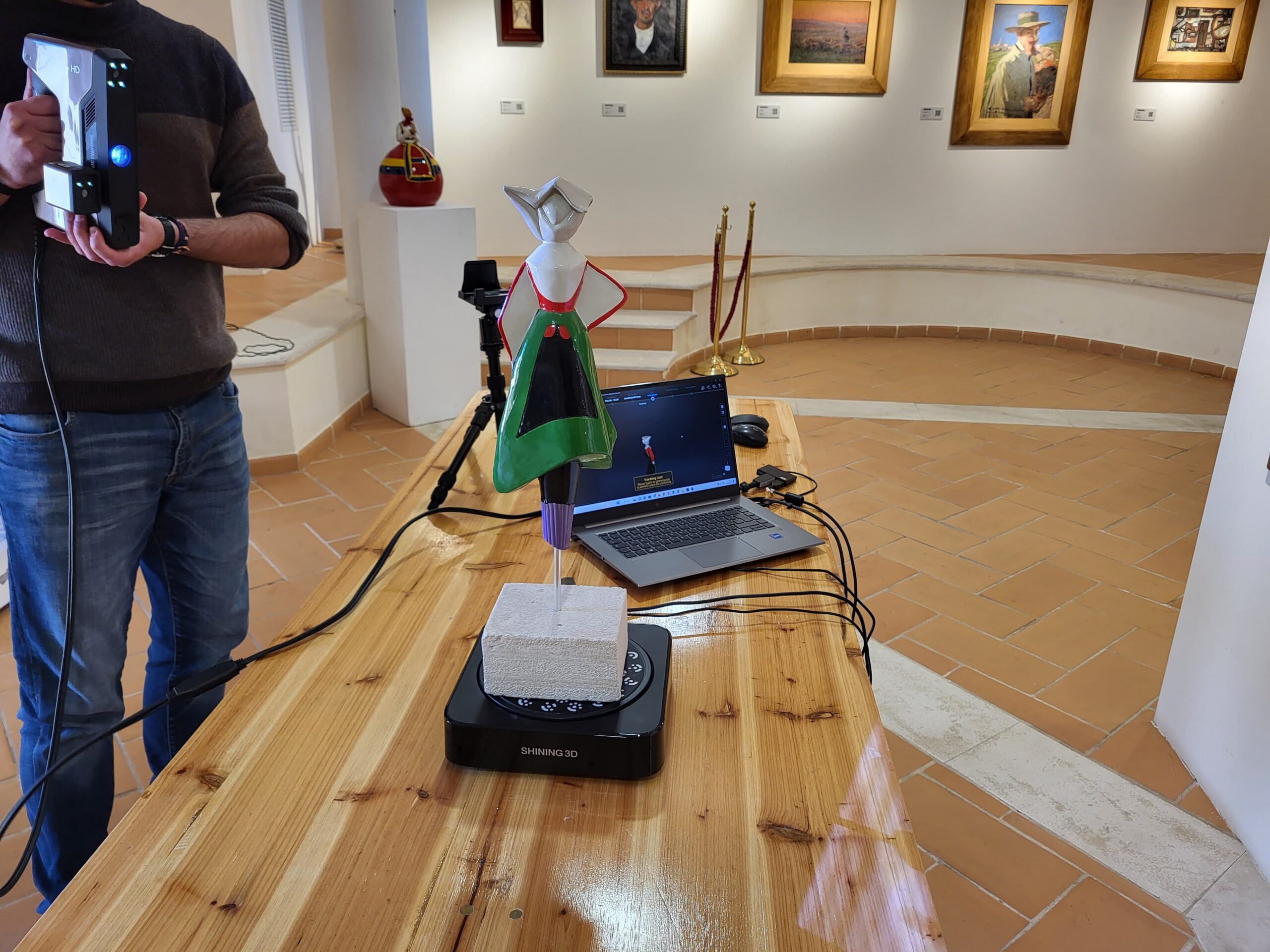 Allestimento delle repliche tattili in una delle sedi del Distretto Culturale del Nuorese