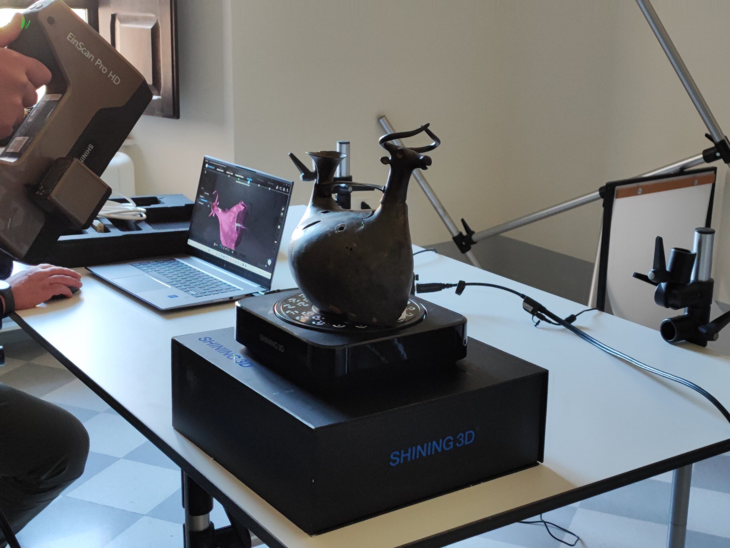 Scansione 3D dell'anfora nuragica con luce strutturata