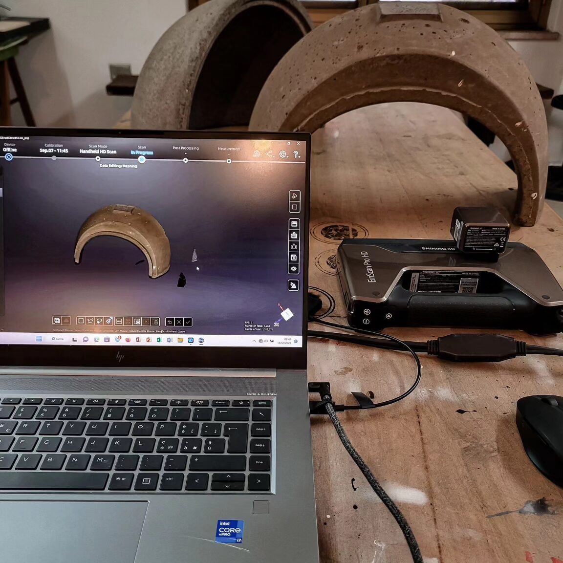 Confronto tra il modello CAD e lo stampo fisico dello stampo del forno